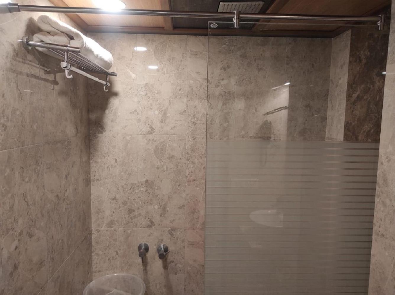 Hotel Vrishali Executive Колхапур Екстериор снимка