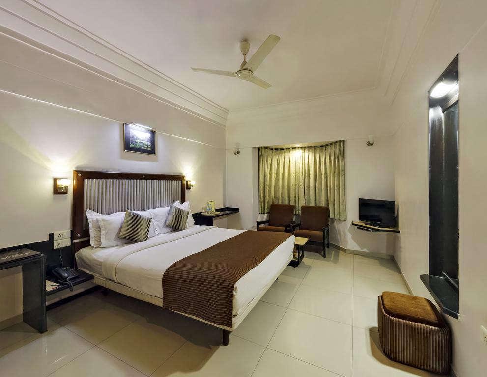 Hotel Vrishali Executive Колхапур Екстериор снимка